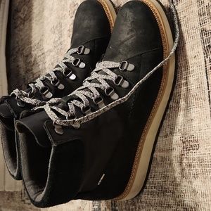Tom's black mesa women's boots